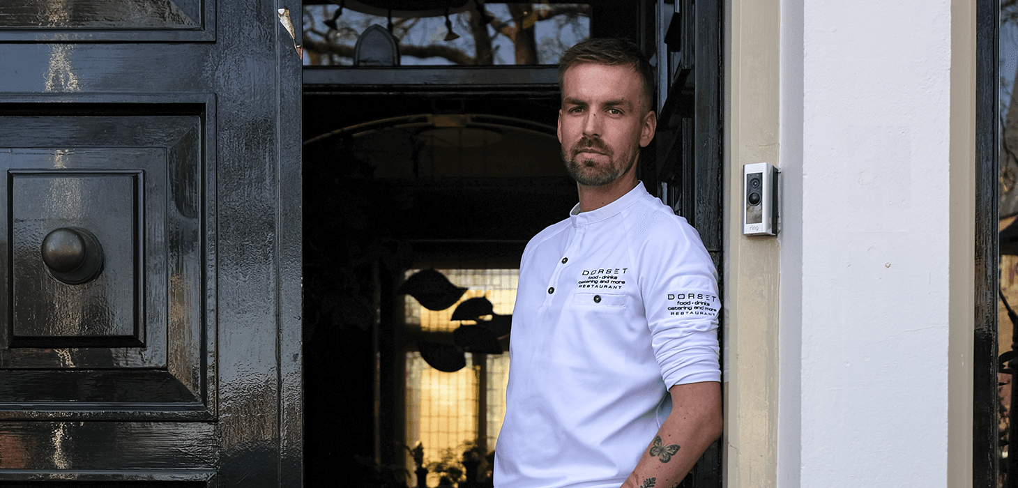 Chef Davy bij de ingang van restaurant Dorset