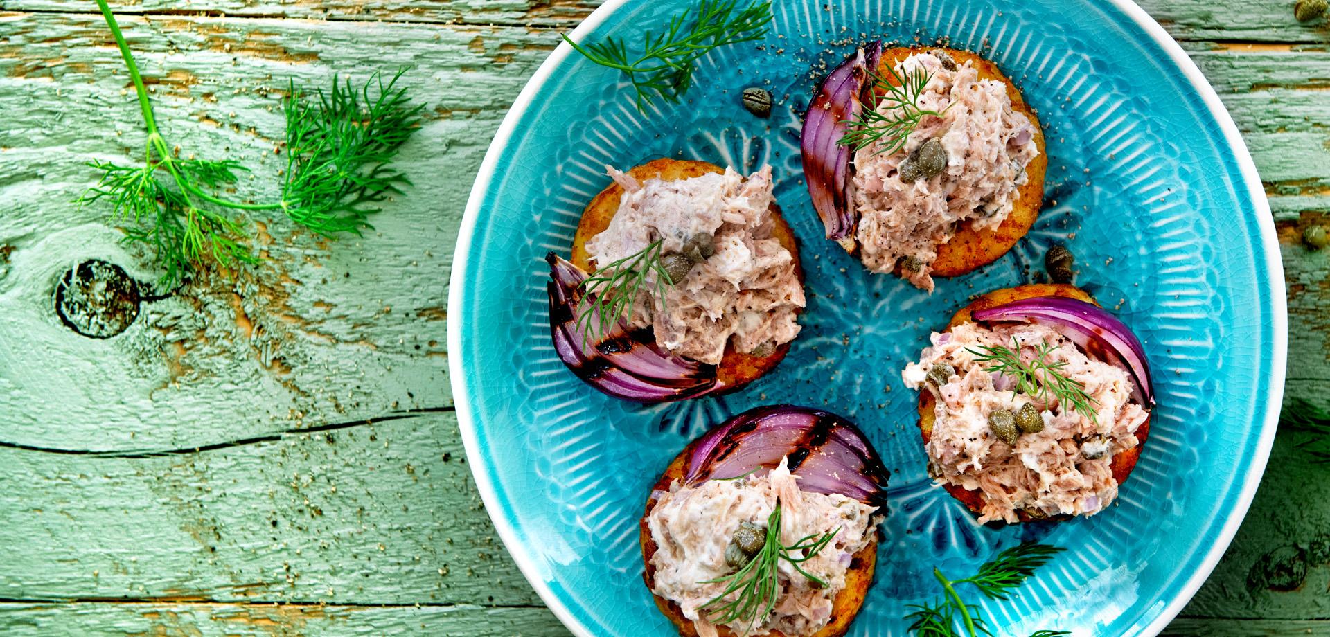 Rösti Rondjes met tonijnsalade en geroosterde rode ui - Aviko Foodservice