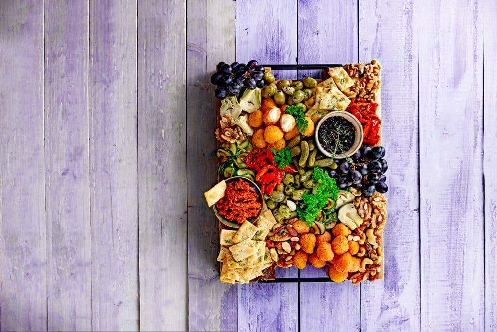 Borrelplank met verschillende Aviko borrelhapjes